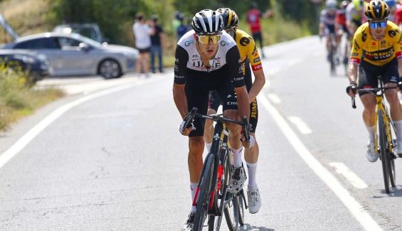 marc soler uae team emirates fue uno de los que mas animo el inicio de etapa 7 1200x690