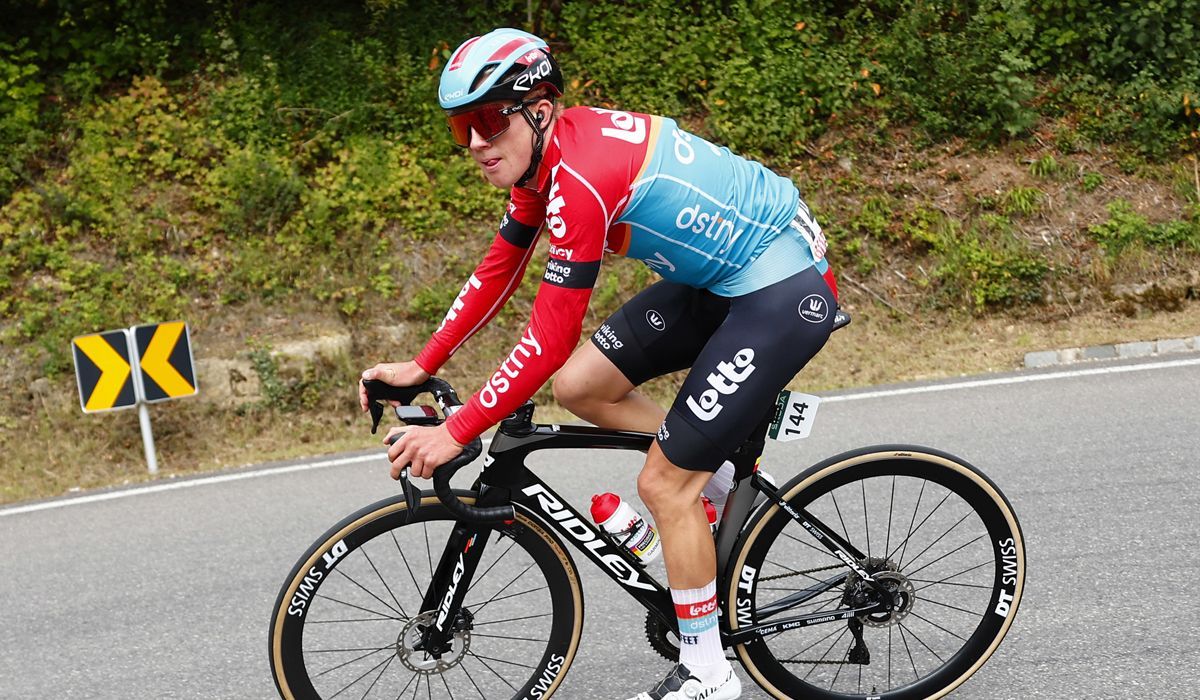 Maxim Van Gils suspenso 25 dias por agredir um ciclista no Critério do Japão