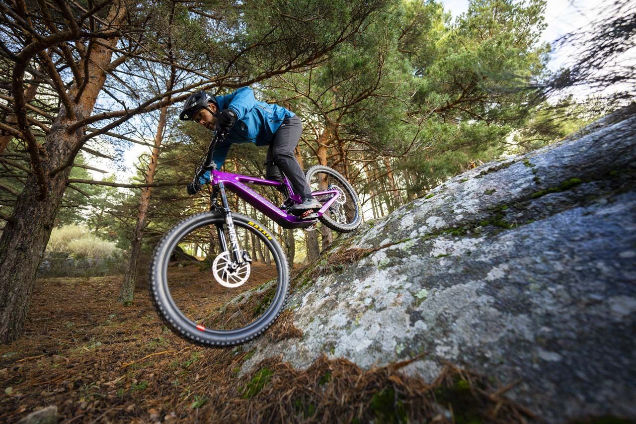 Testámos a Heckler SL, a primeira eMTB leve da Santa Cruz