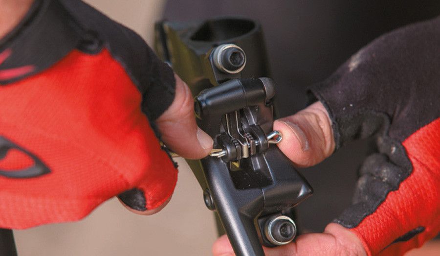 Como voltar a colocar os pistões de travão no seu sítio