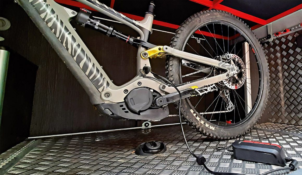 Cuidados a ter se costumas carregar a bateria da tua e bike no automóvel