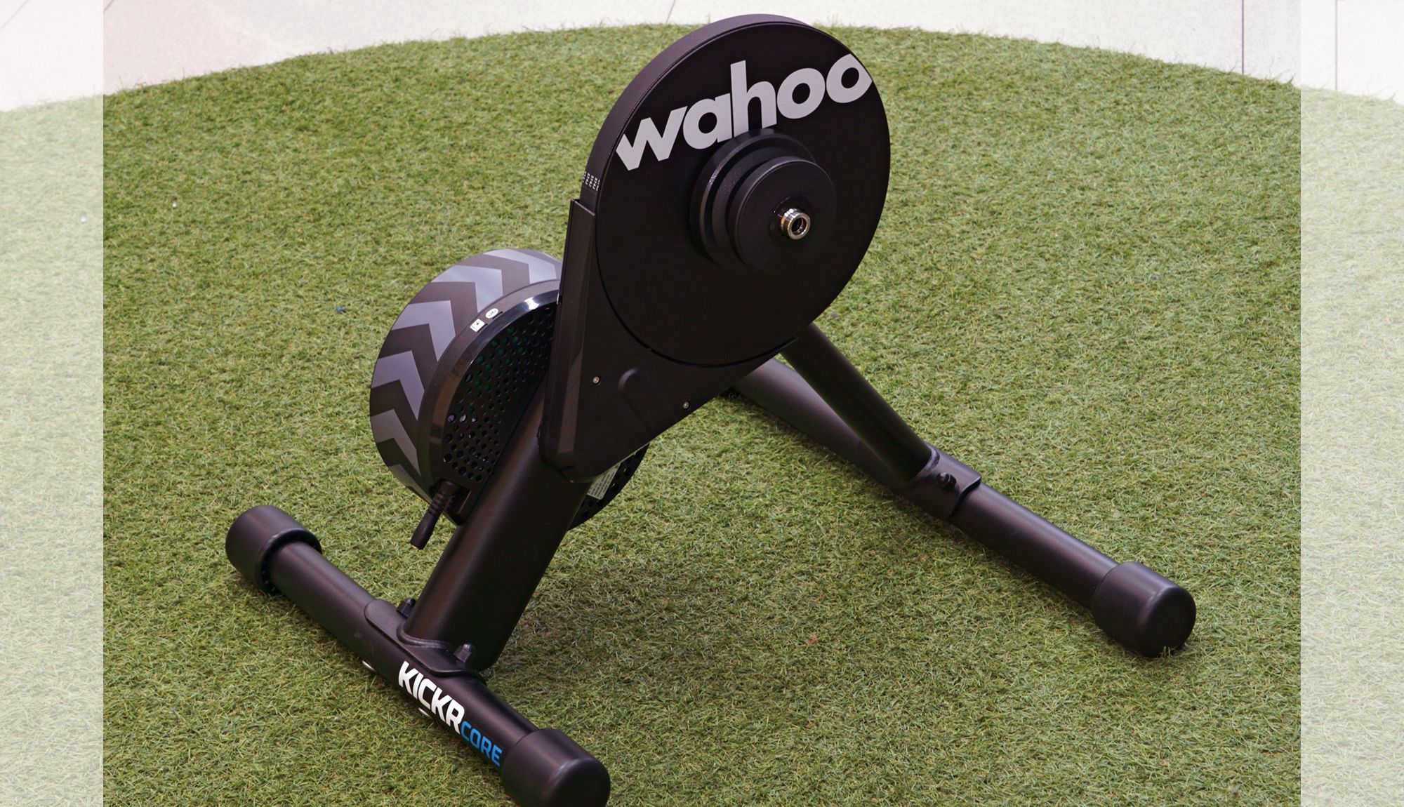 Testámos o rolo de treino Wahoo Kickr Core Zwift One
