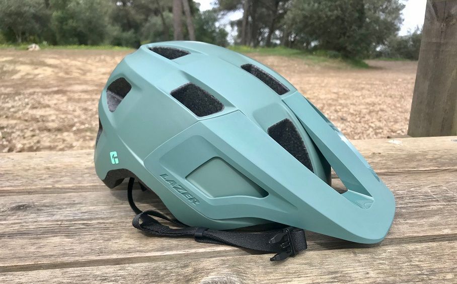 Testámos o novo capacete Lazer Lupo KinetiCore