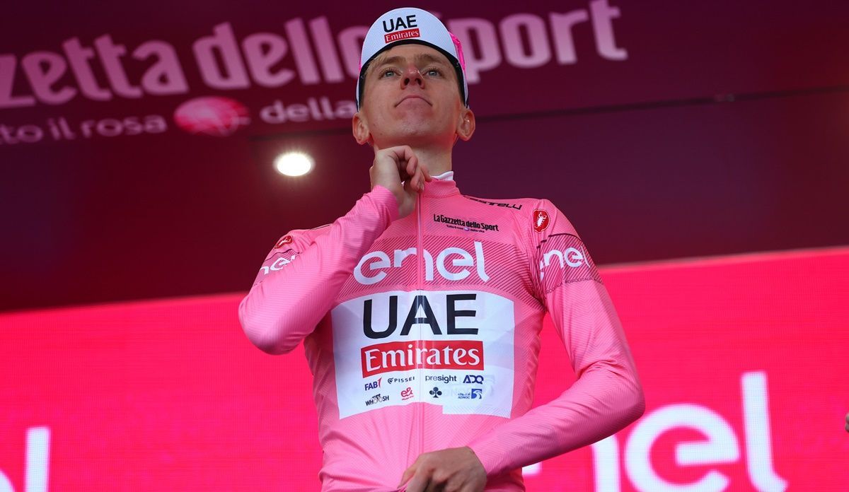 Tadej Pogacar (UAE Team Emirates) já enverga a camisola rosa de líder da Volta a Itália