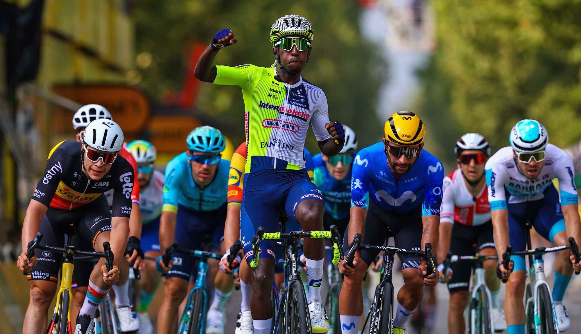 Girmay venceu a primeira disputa ao sprint no Tour e Carapaz é o novo líder
