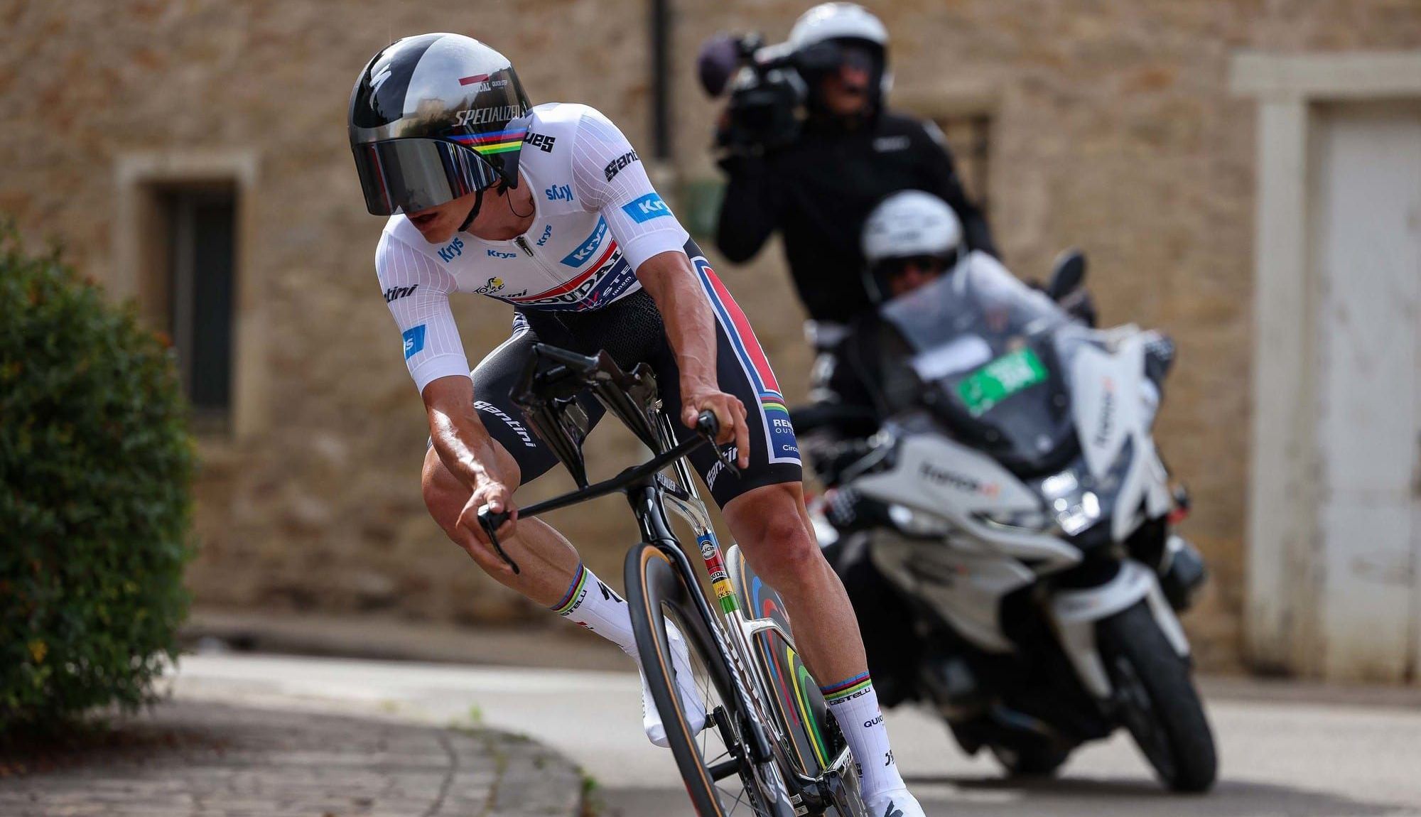Evenepoel ganhou o contrarrelógio e Almeida sobe na geral
