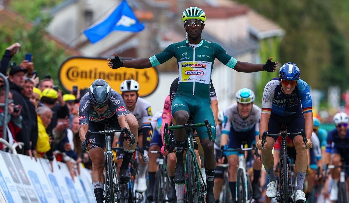 Biniam Girmay volta a ganhar ao sprint na Volta a França