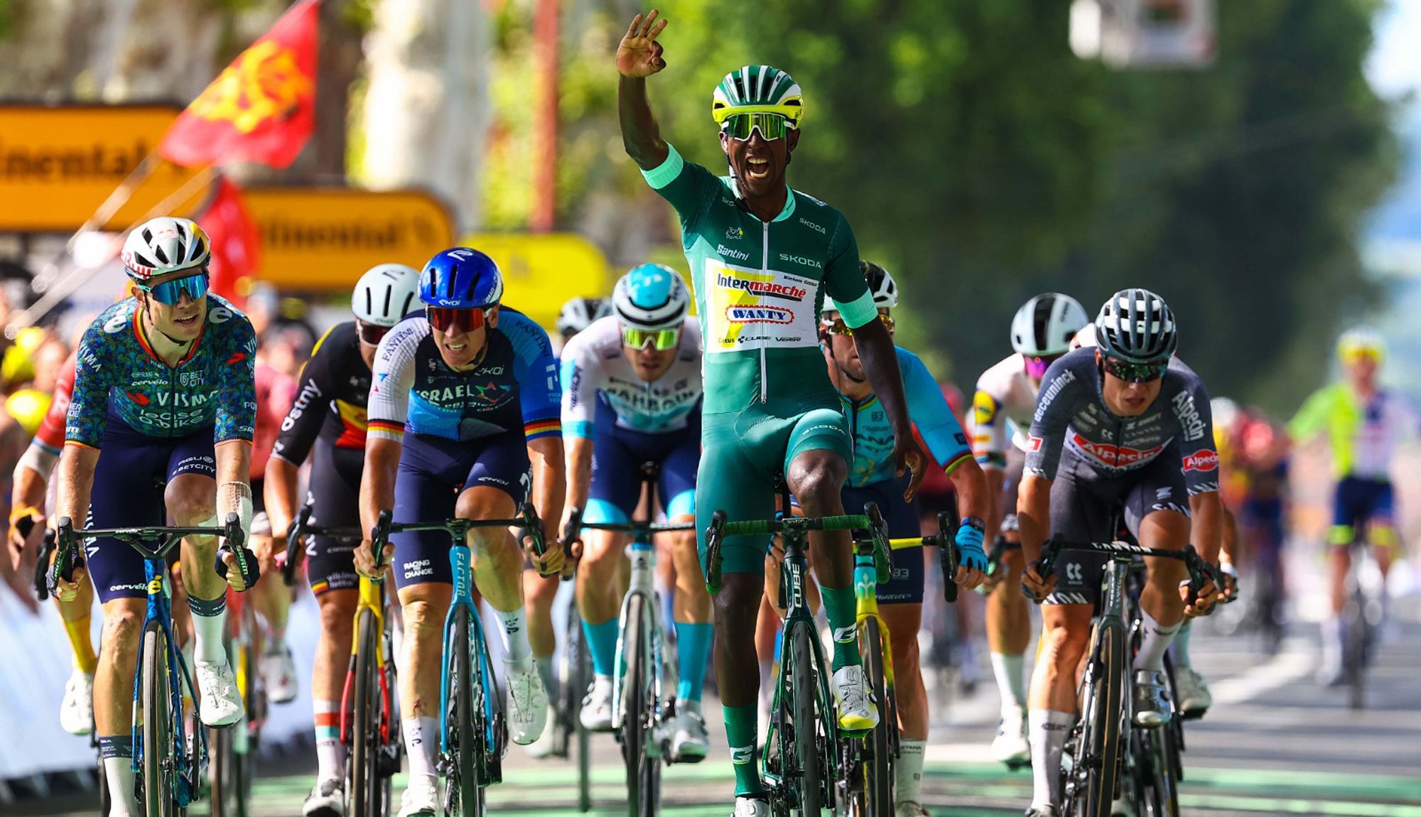 Girmay voltou a ganhar no Tour em dia azarado de Roglic