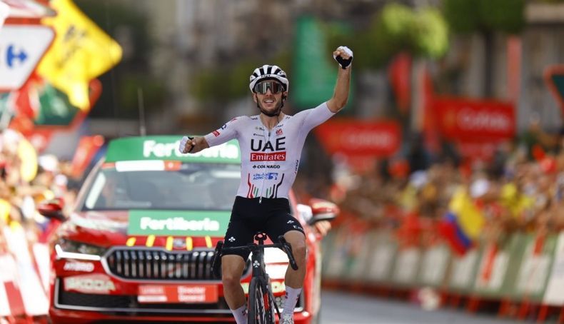 Adam Yates acaba de vencer a nona etapa da Volta a Espanha