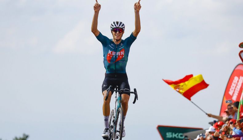 Pablo Castrillo vence a 12ª etapa da Vuelta e faz homenagem ao falecido Manolo Azcona