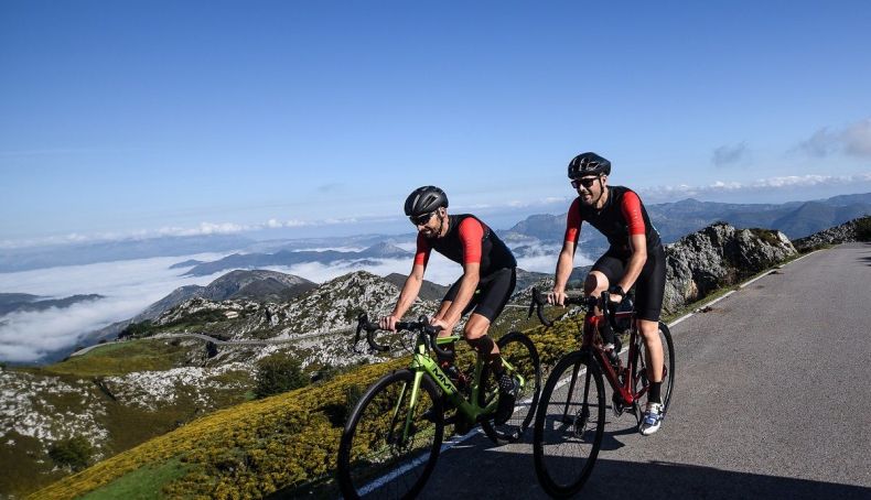 Ciclistas en la subida a los lagos de Covadonga Original (1) Daniel Alvarez Ciclistas en la subida a los lagos de Covadonga Original (1) Daniel Alvarez