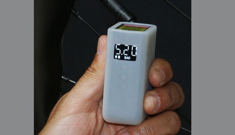 Testámos a mini bomba elétrica de 118 gramas que debita 120 psi