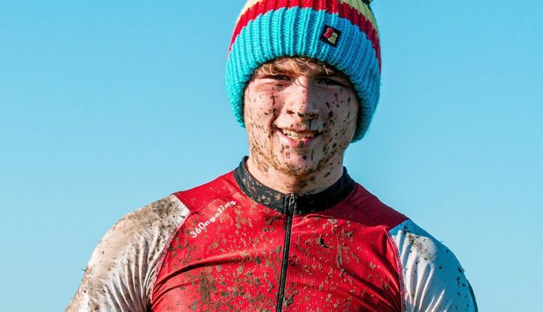 Ciclista britânico Aidan Worden faleceu após colidir com viatura