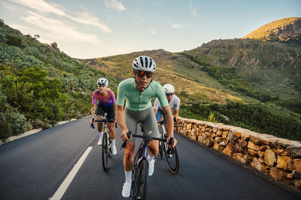 Assos releva as novas coleções Equipe R e Dyora R