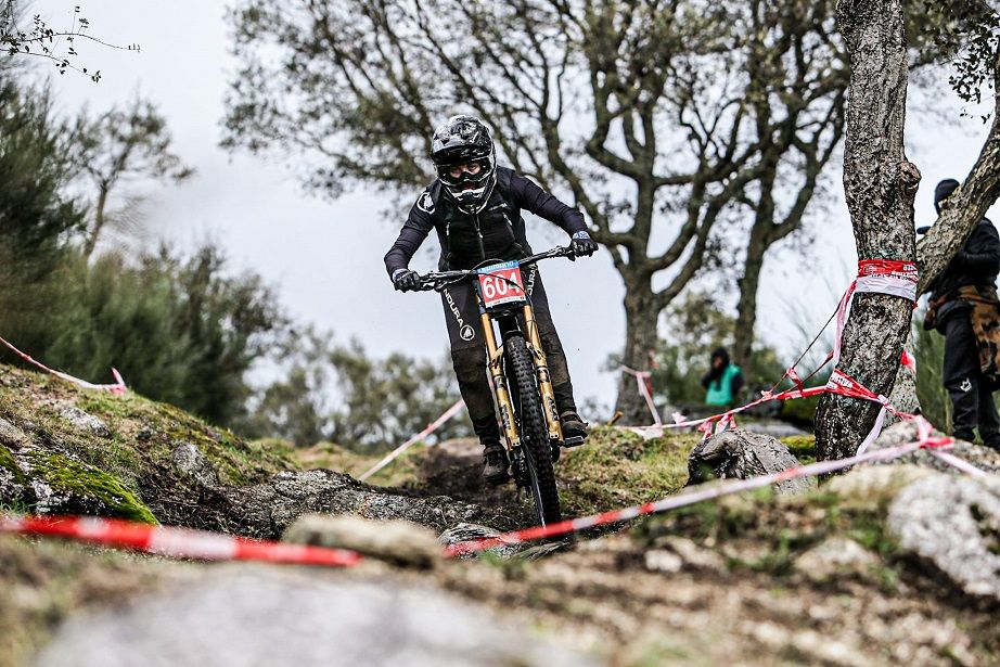 Mikayla Parton e Oisin O'Callaghan bisam na Taça de Portugal de Downhill