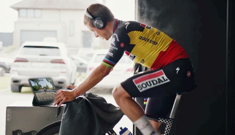 Remco Evenepoel durante a sessão de treino virtual BKOOL 