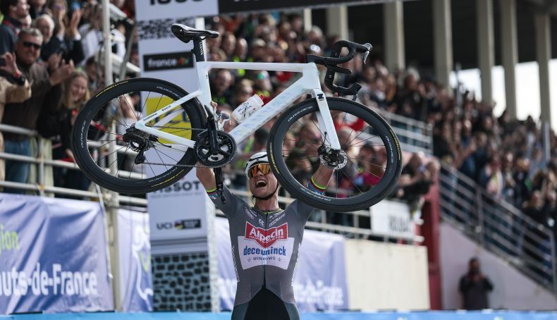 Mathieu van der Poel vence a Paris Roubaix pela terceira vez