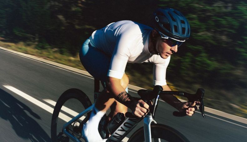 Oakley apresenta a nova coleção de ciclismo 2025