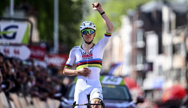 Tadej Pogacar volta a atacar de longe e vence Liège Bastogne Liège