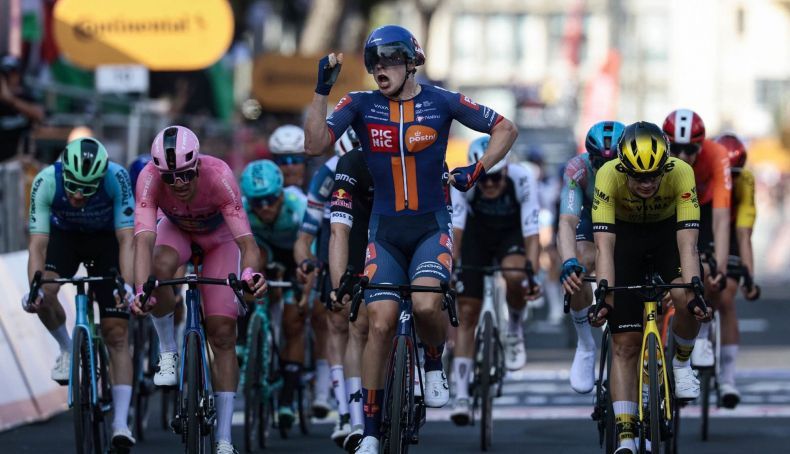 Van Uden vence o primeiro grande confronto dos sprinters no Giro