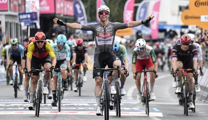 Kaden Groves vence em Nápoles uma etapa caótica