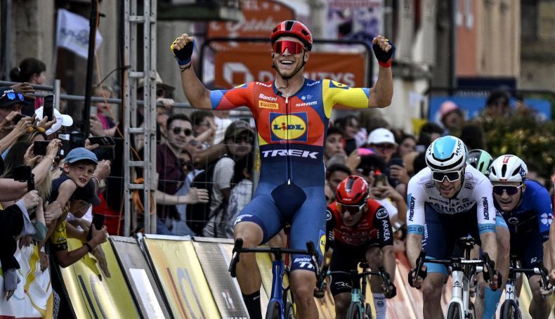  Jonathan Milan sofre, mas vence ao sprint e veste a camisola amarela no Dauphiné