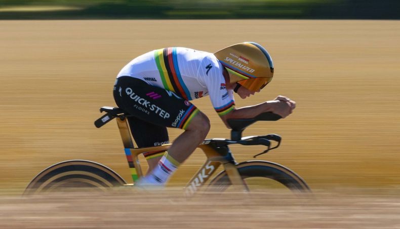 Evenepoel confirma que é o rei dos contrarrelógios e Pogacar já lidera