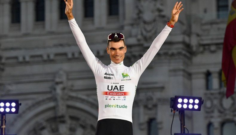 Juan Ayuso publica comunicado de despedida da UAE Team Emirates