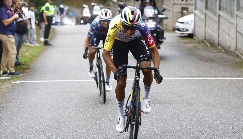 Egan Bernal volta a ganhar no World Tour em mais uma etapa encurtada devido aos protestos