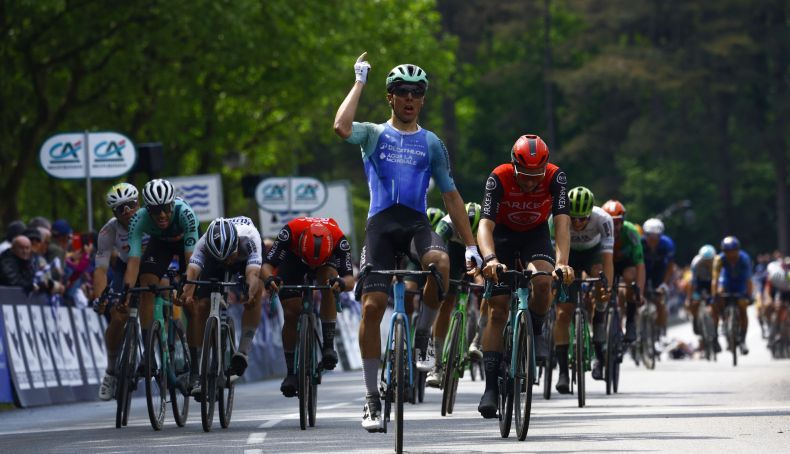 Benoit Cosnefroy reforça a UAE Team Emirates XRG Benoit Cosnefroy reforça a UAE Team Emirates XRG