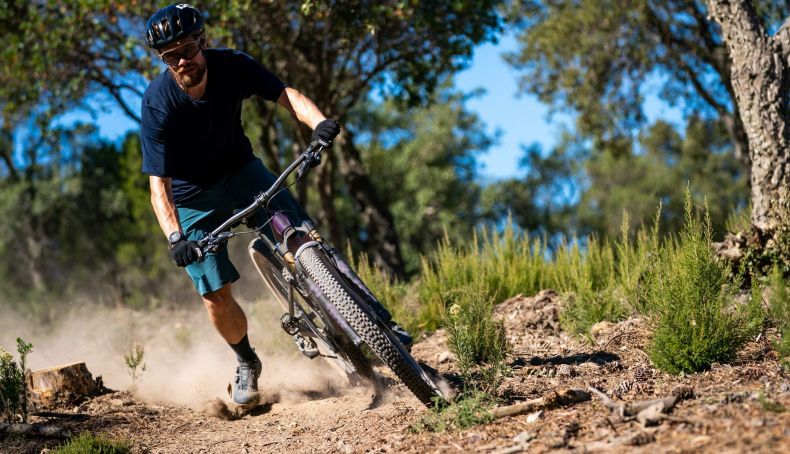 Como manter o controlo da roda dianteira nas descidas Como manter o controlo da roda dianteira nas descidas