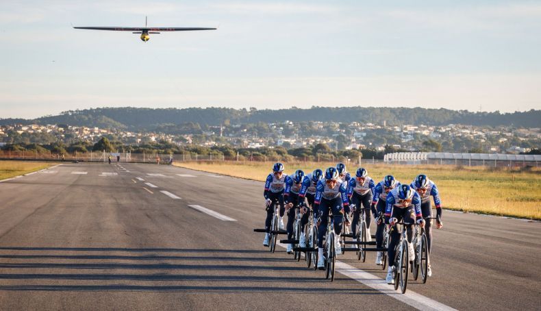 Ciclistas da Red Bull–BORA fazem avioneta levantar voo Ciclistas da Red Bull–BORA fazem avioneta levantar voo
