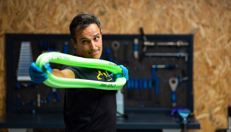 Como instalar uma espuma no pneu