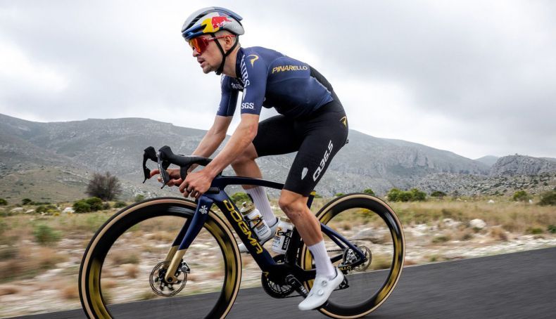 Equipa Pinarello Q36.5 revelou o novo equipamento e a Dogma F que os ciclistas vão usar