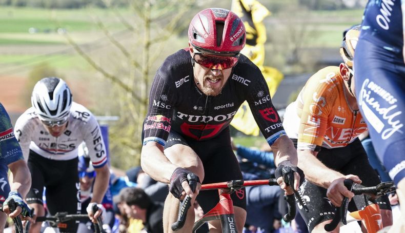 Azar bateu à porta de Matteo Trentin: clavícula partida e adeus às clássicas da Primavera