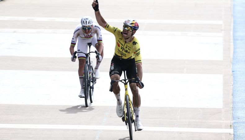 Van Aert bate Pogacar ao sprint e vence a Paris Roubaix