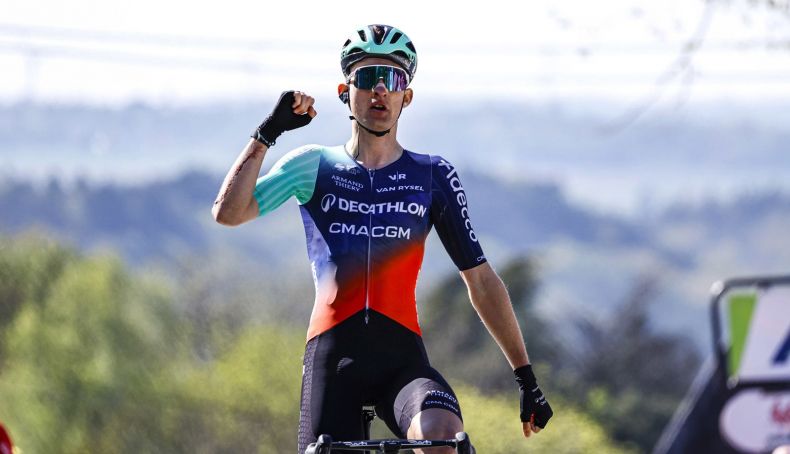 Paul Seixas atacou no Muro de Huy e venceu a Flèche Wallonne