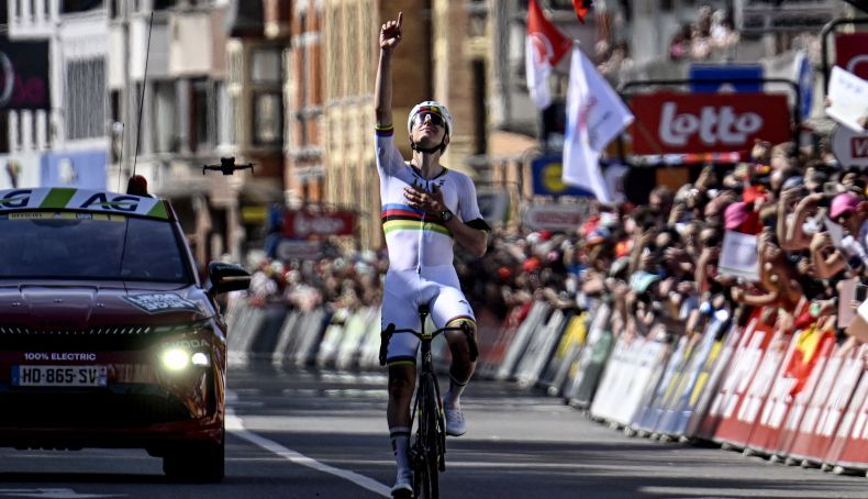 Tadej Pogacar reafirma o seu domínio na Liège Bastogne Liège e bate Paul Seixas