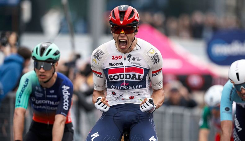 Paul Magnier enverga a primeira camisola rosa do Giro numa chegada caótica