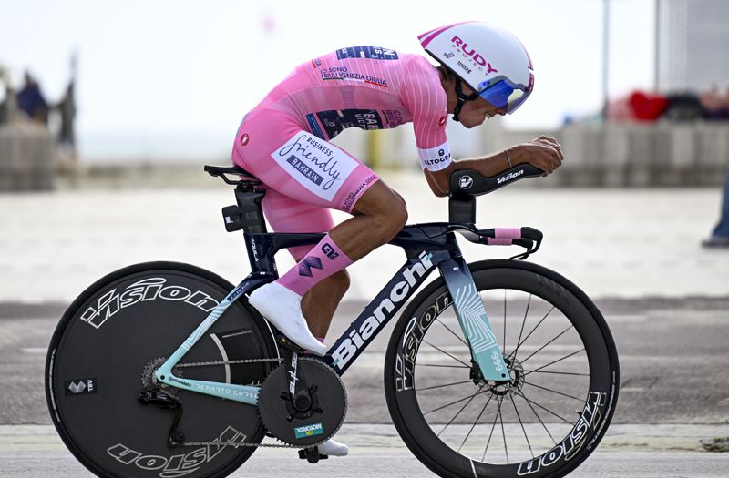 Afonso Eulálio mantém a camisola rosa no Giro em dia de contrarrelógio