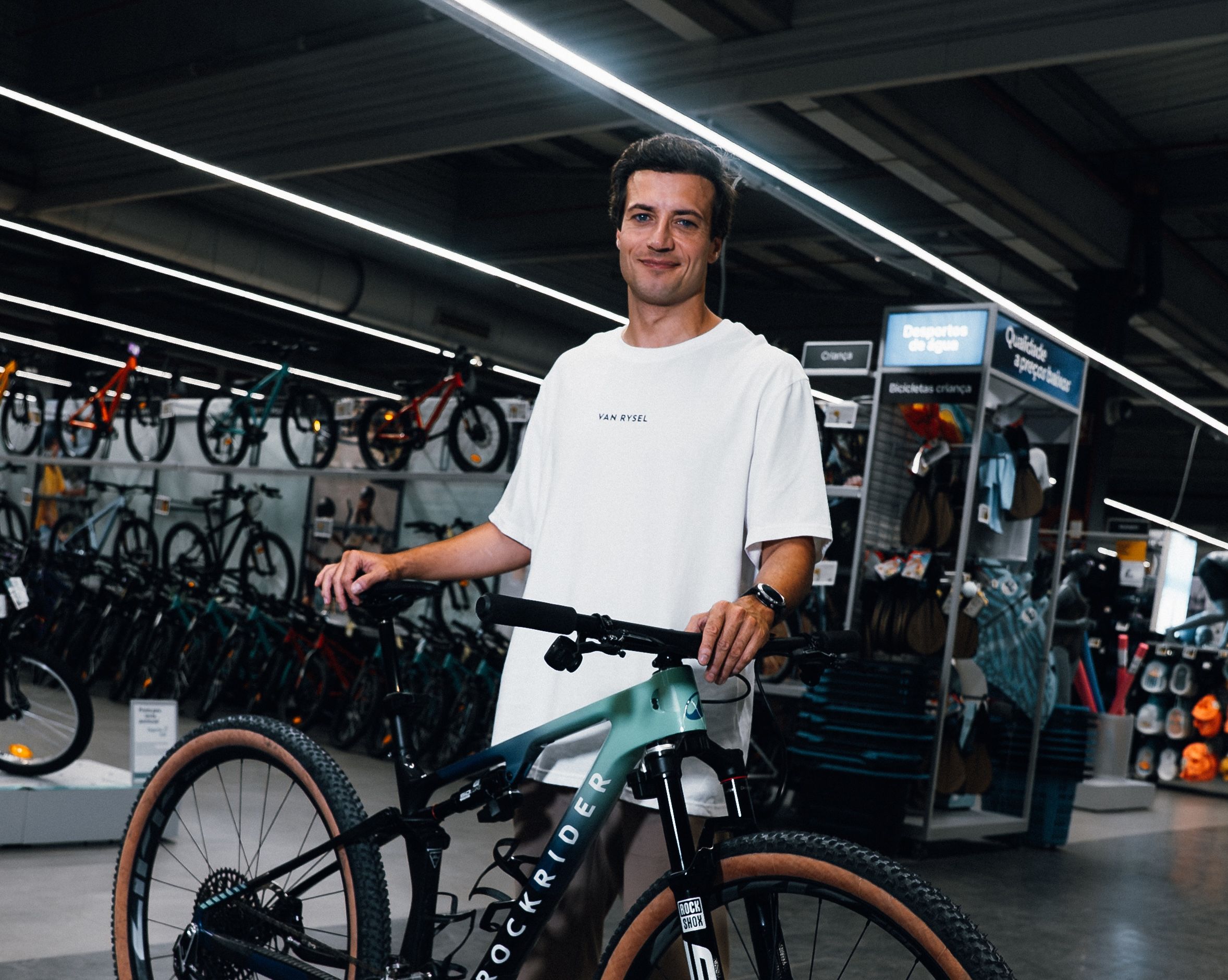 Ator Rui Porto Nunes é o novo embaixador de ciclismo da Decathlon