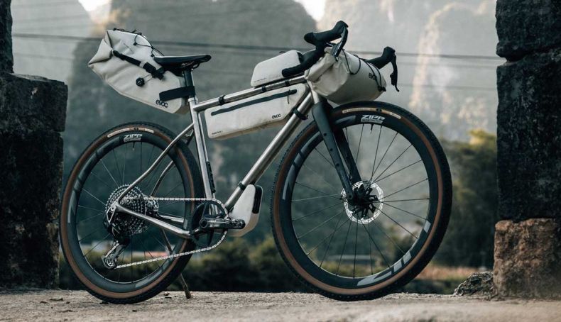 EVOC apresenta novas bolsas e alforges para bikepacking