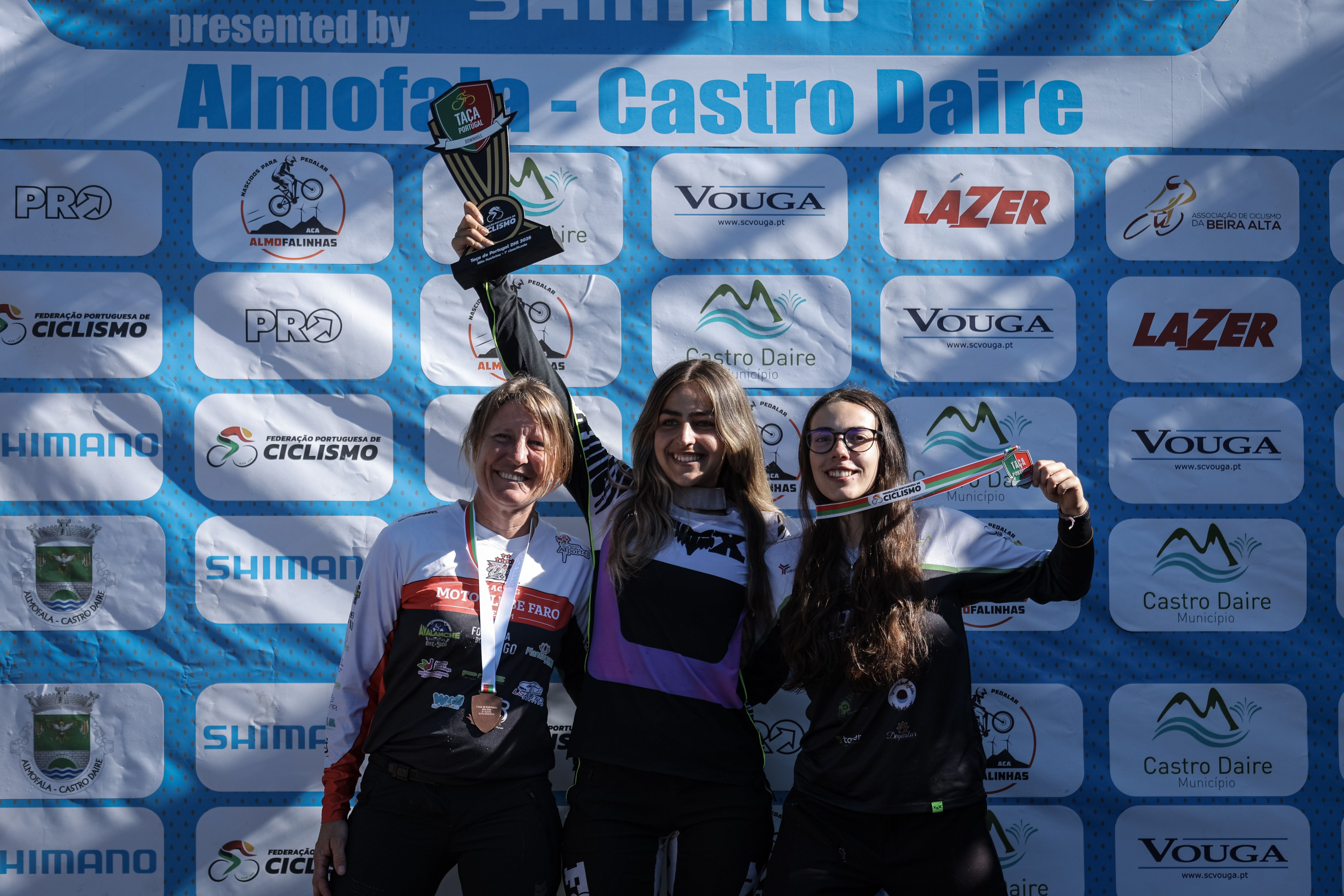 Kira Zamora  e Jack Reading vencem a Taça de Portugal de Downhill 2026