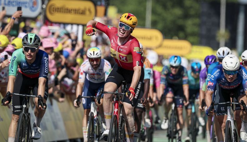 Tour: Wærenskjold surpreende ao sprint numa etapa em que os ciclistas andaram a 50,9 km/h de média