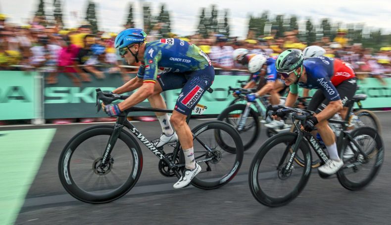 Merlier vence pela terceira vez no Tour após sprint caótico em Chalon sur Saône Merlier vence pela terceira vez no Tour após sprint caótico em Chalon sur Saône