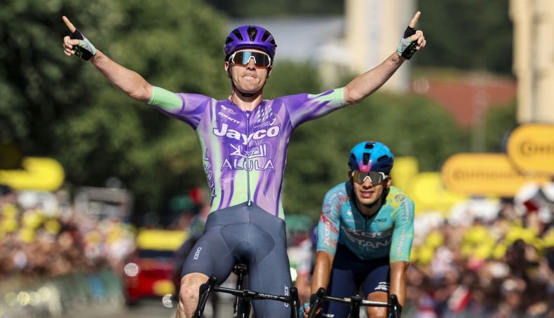 Mauro Schmid venceu ao sprint a 13ª etapa do Tour e Pidcock aproxima-se do pódio