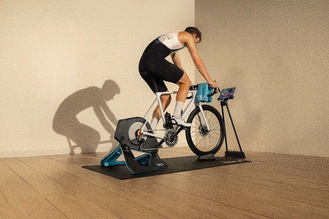 Tacx lança no mercado o rolo Tacx NEO 2T com o bundle Zwift Cog & Click