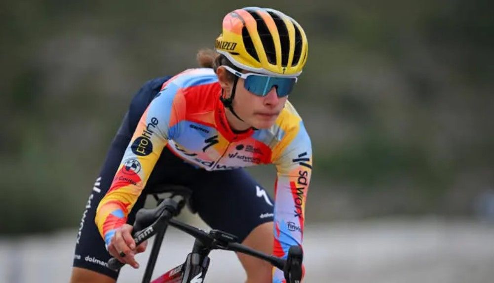Ciclista obrigada a fazer controlo antidoping no quarto a...