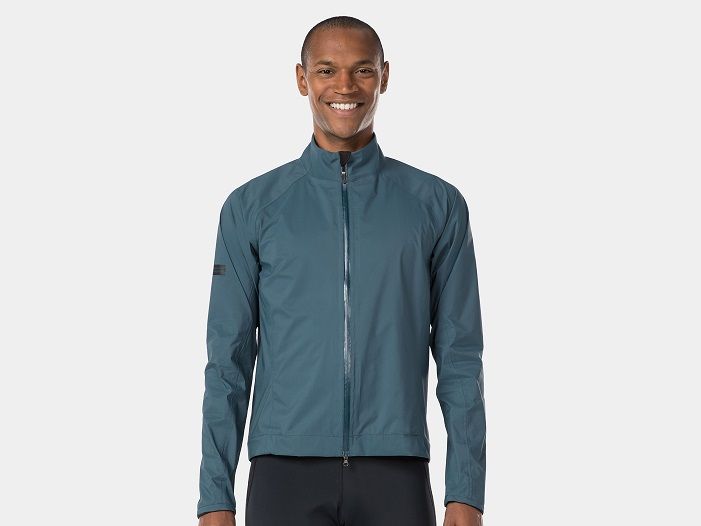 A Bontrager lançou o novo casaco Velocis Stormshell com o qual poderás continuar a pedalar durante o outono e o inverno, inclusive quando está a chover.