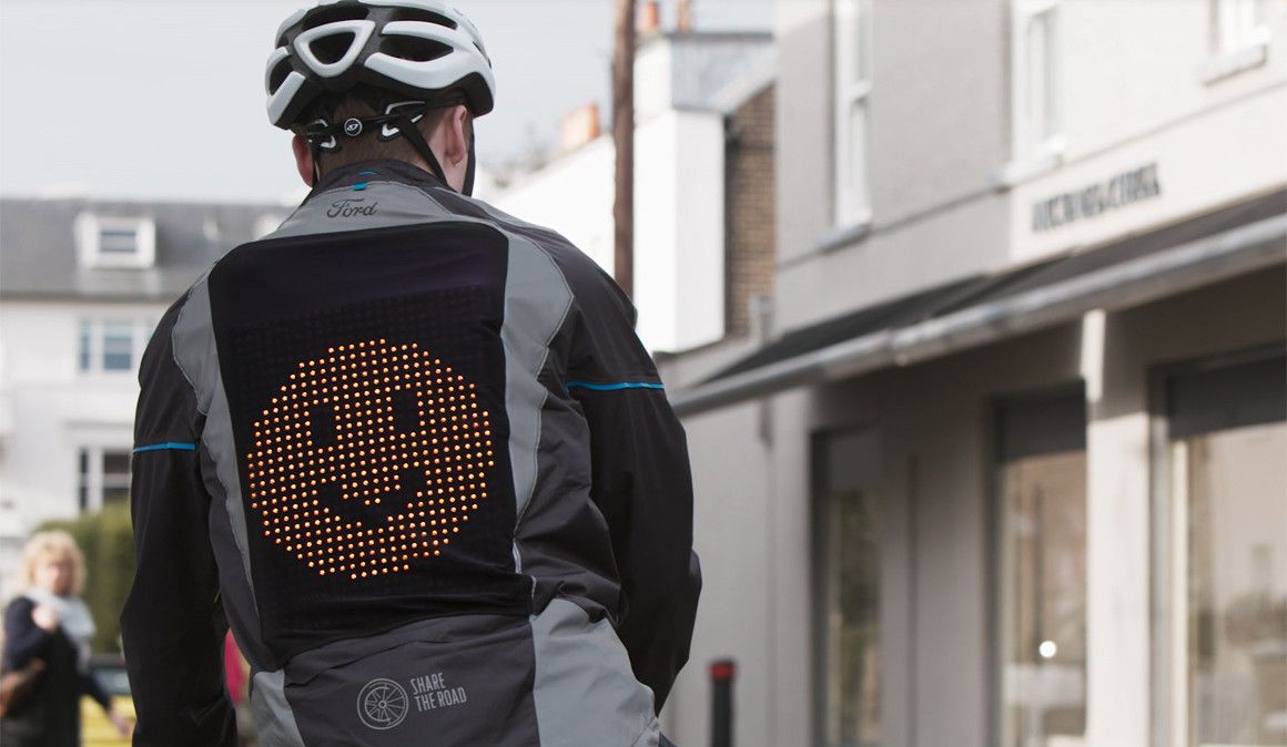 Ford Emoji, o casaco que permite aos ciclistas comunicar com os condutores